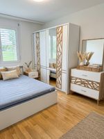 Weißes Schlafzimmer-Set aus Holz mit Kleiderschrank und Komm