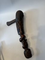 Afrikanische Zeremonialaxt mit Schnitzfigur 40 cm