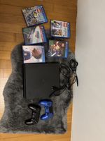 PS4 mit 2 Controllers und fünf Spiele