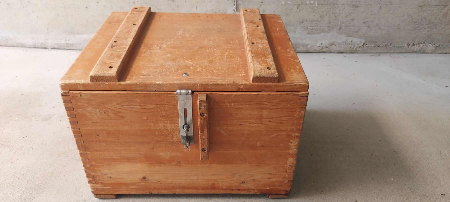 Caisses de transport: Holzkiste Abschliessbar – D'occasion à Orpund par Blau0000000002