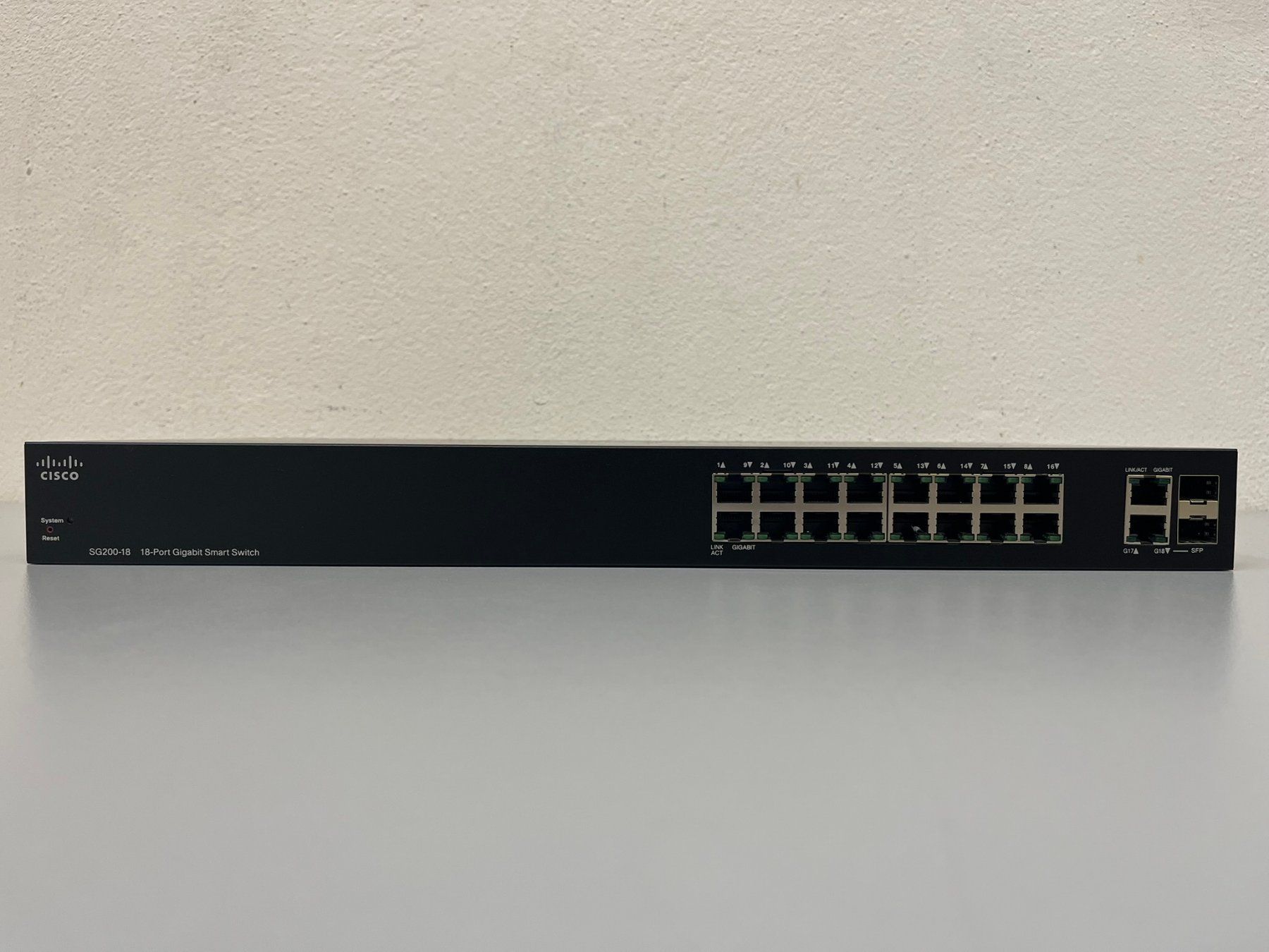 Cisco Hub & Switch: Cisco SG200-18 Netzwerk Switch – Usato da Hochdorf venduto da av-electronics 2