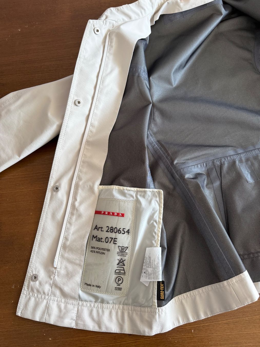 Prada Giacche: Prada Jacke – Usato da Küssnacht venduto da Flowerlady 5