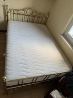 Bett mit Matratze und Lattenrost / 200x140cm
