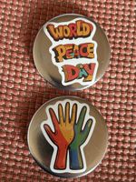 Frieden Brosche / Peace Button 2er Set