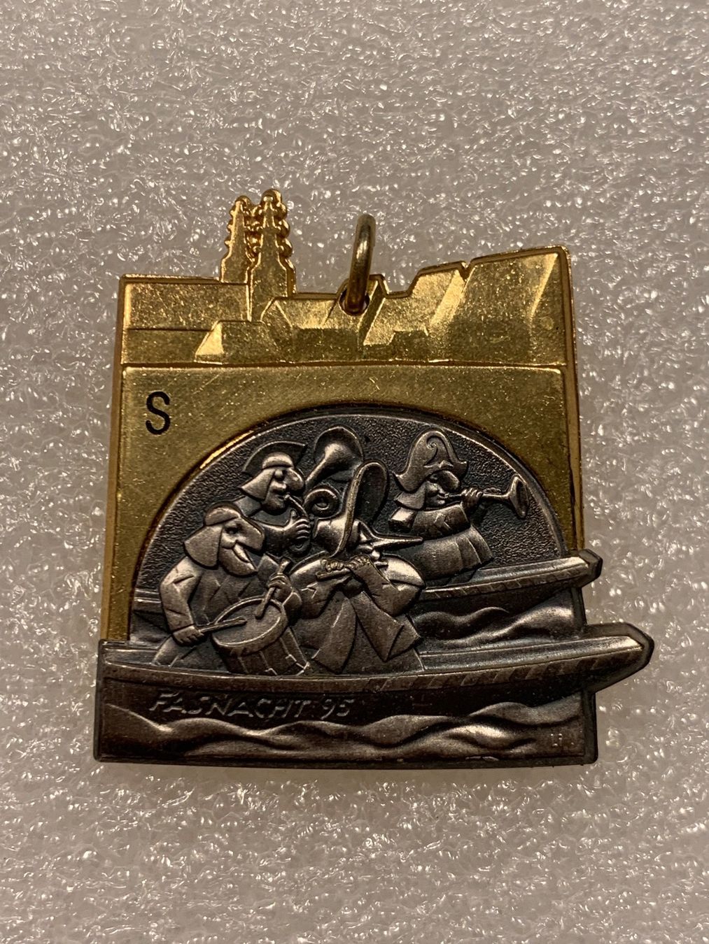 Basler Plaketten & Abzeichen: Fasnacht Basel COMITÉ Anhänger Gold 1995 – Gebraucht aus Basel von fasnachtsoutlet1965