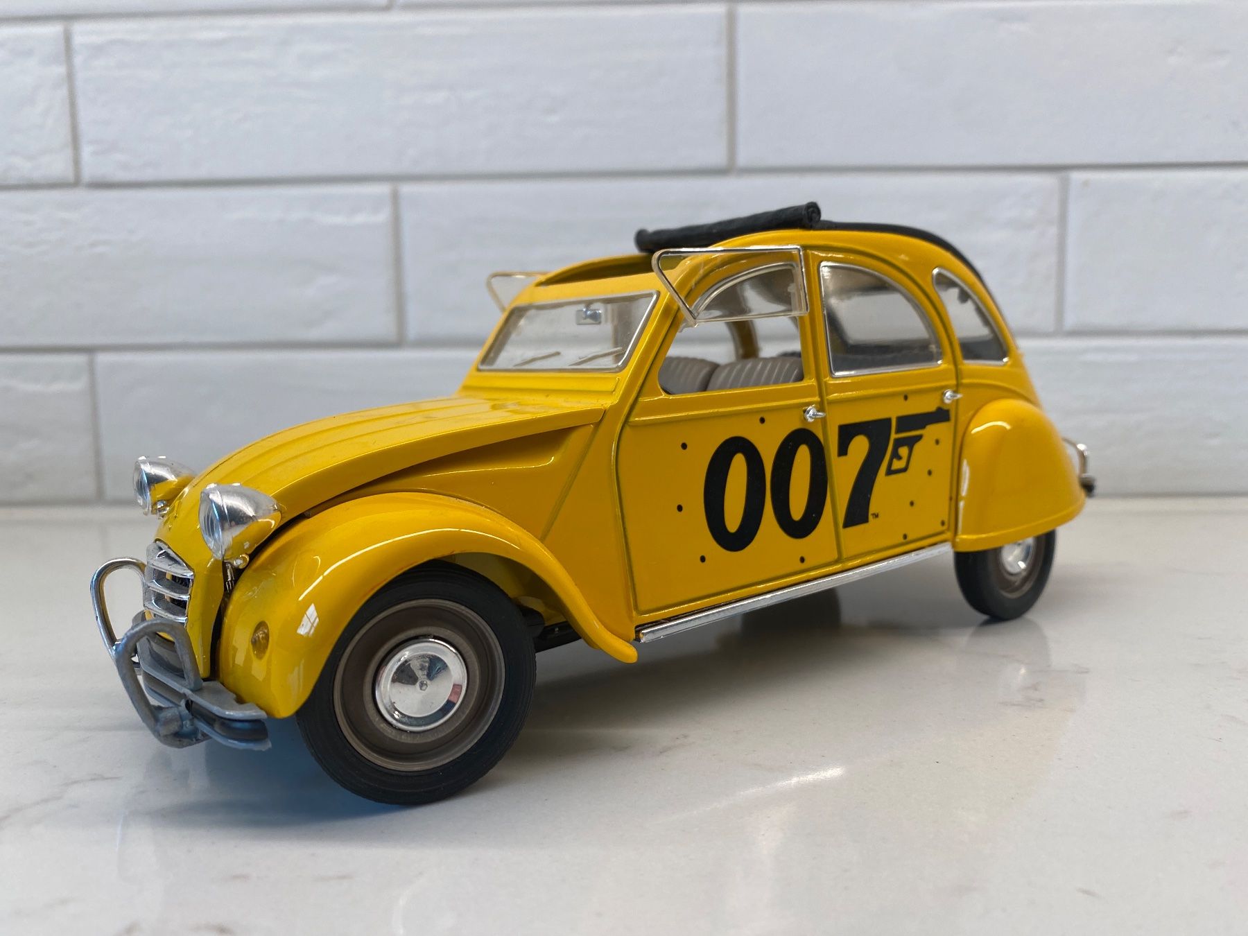 Solido Modellautos: Solido 2cv 1/18 James Bond 007 – Gebraucht aus Gollion von