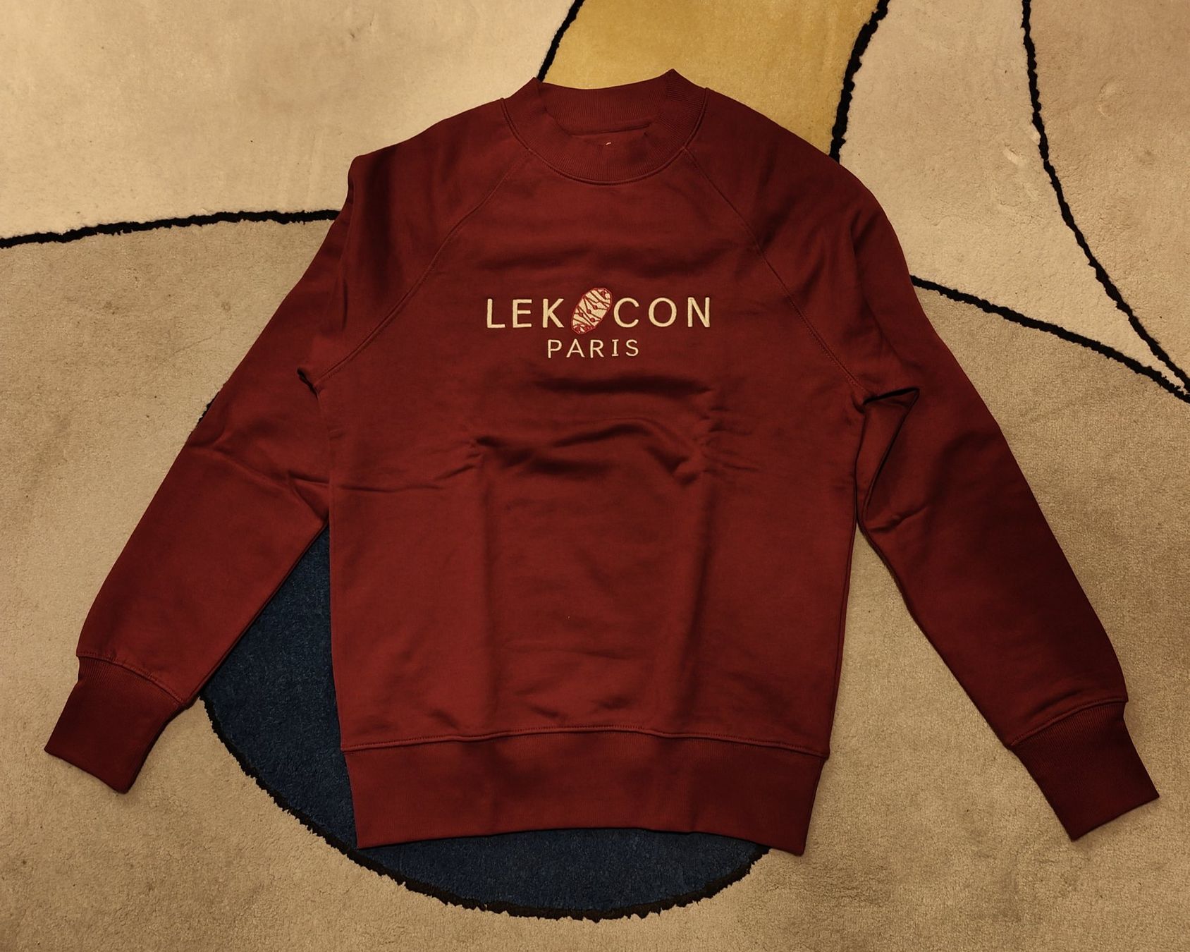 Maglioni & Felpe: Dunkelroter Pullover von LEKOCON PARIS – Nuovo (secondo la descrizione) da Einsiedeln venduto da RaphaelSimeon