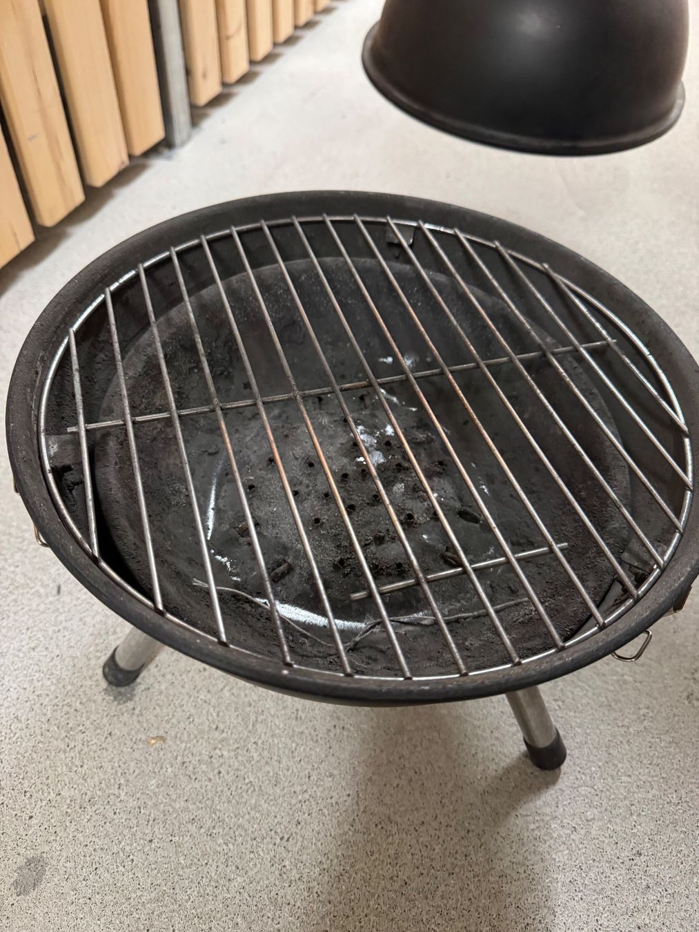 Griglie: Kleiner Holzkohle-Kugelgrill – Usato da Zürich venduto da Saskia125 2