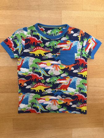 T-Shirt von Mini Boden mit buntem Dino-Muster Gr. 5-6 J, 116