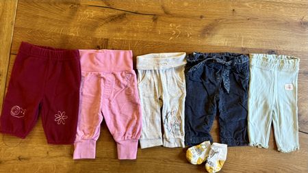 👶 Baby-Hosenpaket – 5 Hosen + Socken – Grösse 62