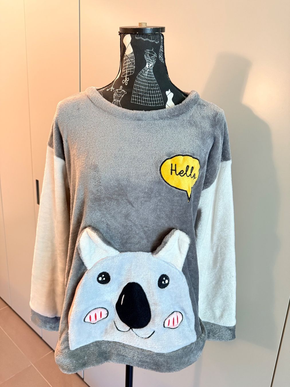 Maglioni & Felpe: Flauschiger Koala-Pullover und Hose , Grösse S-M – Usato da Wollerau venduto da falkenauge444