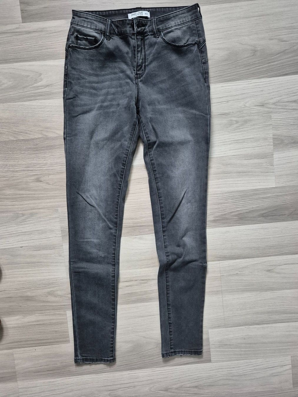 Lotti & Set di vestiti: 2 er Set Jeanshose und Kapuzenpullover Gr.XS – Usato da Abtwil SG venduto da Delfine5 2
