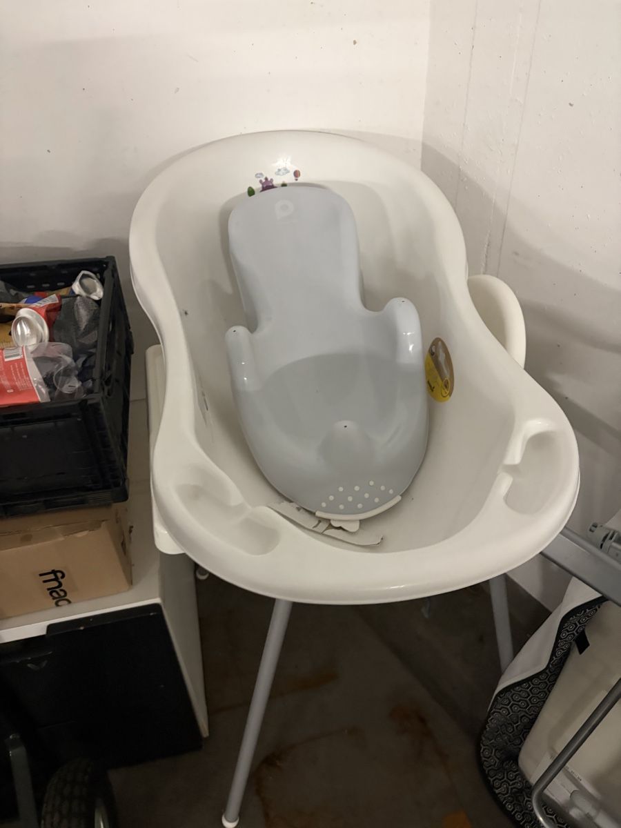Baignoires: Baignoire bébé avec support blanc bon état – D'occasion à Matran par Prbreak1414