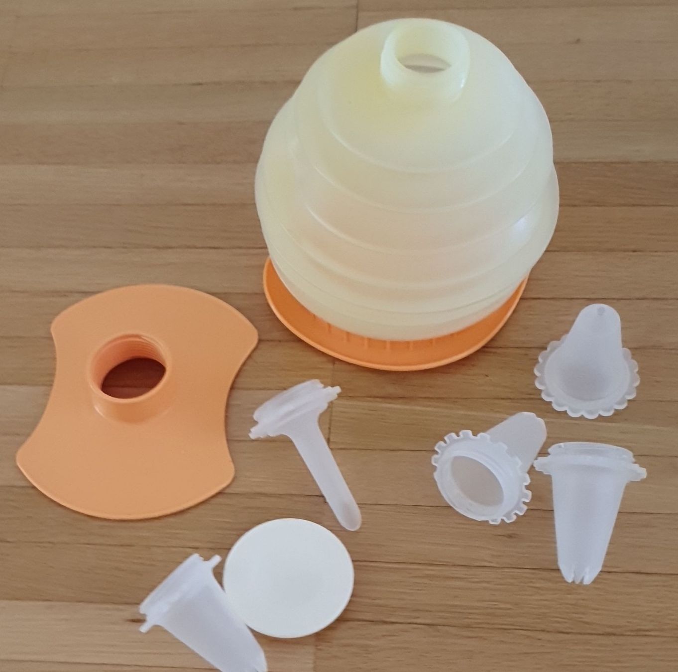 Tupperware Küchengeräte: Flotte Biene Tupperware Spritzbeutel-Set, neuwertig – Gebraucht aus Laufenburg von megane1959