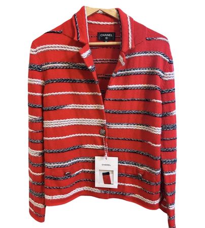 Chanel cachemire Red Knit Jacket, Size 40, Stylish and Chic!