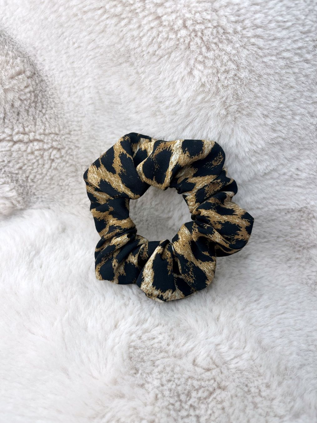 Accessoires pour cheveux: Scrunchie Upcyclé Fait-main "hyper-stretch" - Taille classic – Neuf avec emballage d'origine à Villars-sur-Glâne par maeva_christan_mc