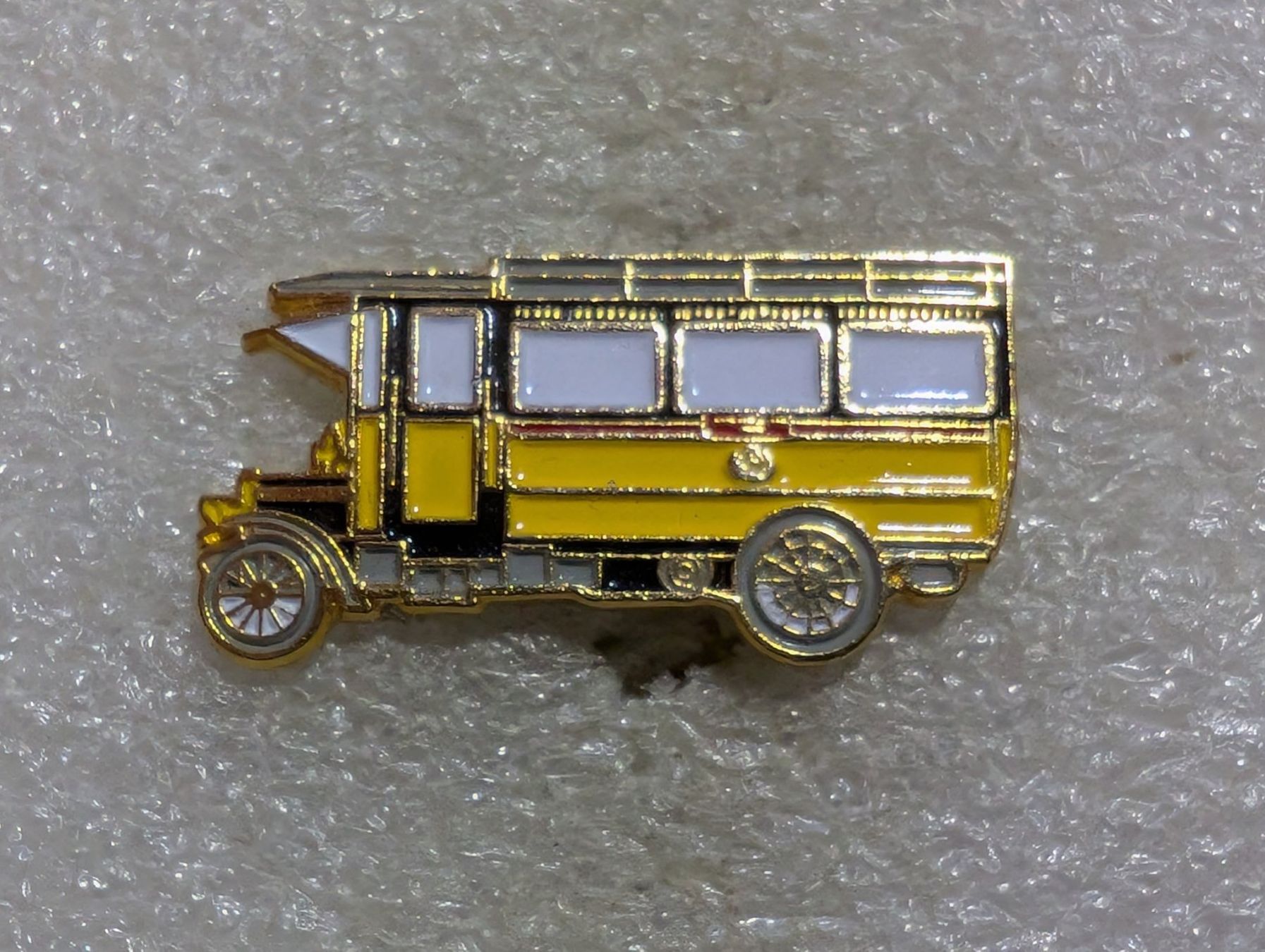 Plaketten & Abzeichen: Ansteckpin 132: PTT Postauto Oldtimer – Gebraucht aus Oppligen von Pin-Fall-Shop