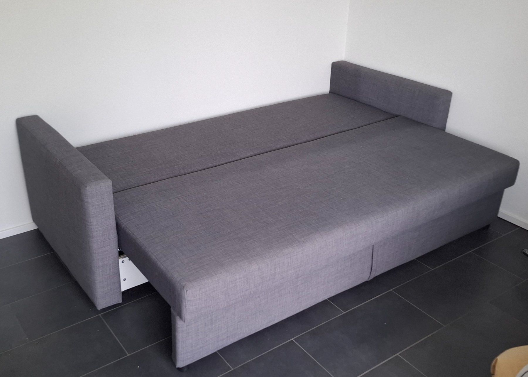 Ikea Divani: Graues Schlafsofa mit Bettkasten – Usato da Lachen SZ venduto da Azrael83 3