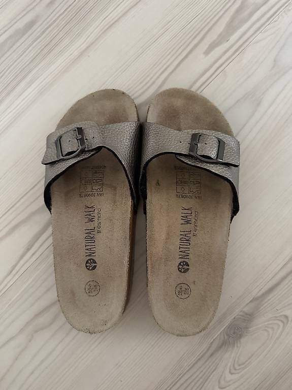Damenschuhe: Silberne Sandalen / Finken  – Gebraucht aus Frauenfeld von _vivano_ 1