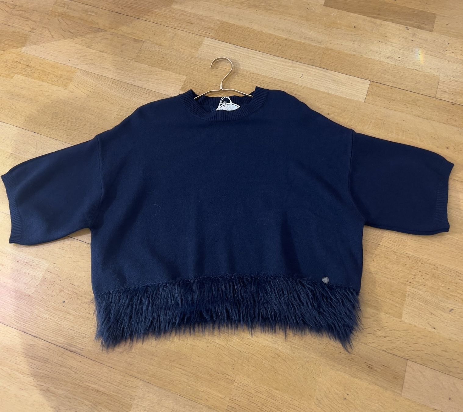 Maglioni & Felpe: Kurzarm-Pullover / Shirt mit Fransenanbschluss in dunkelblau – Nuovo e nell'imballaggio originale da Zürich venduto da Naebeli 2