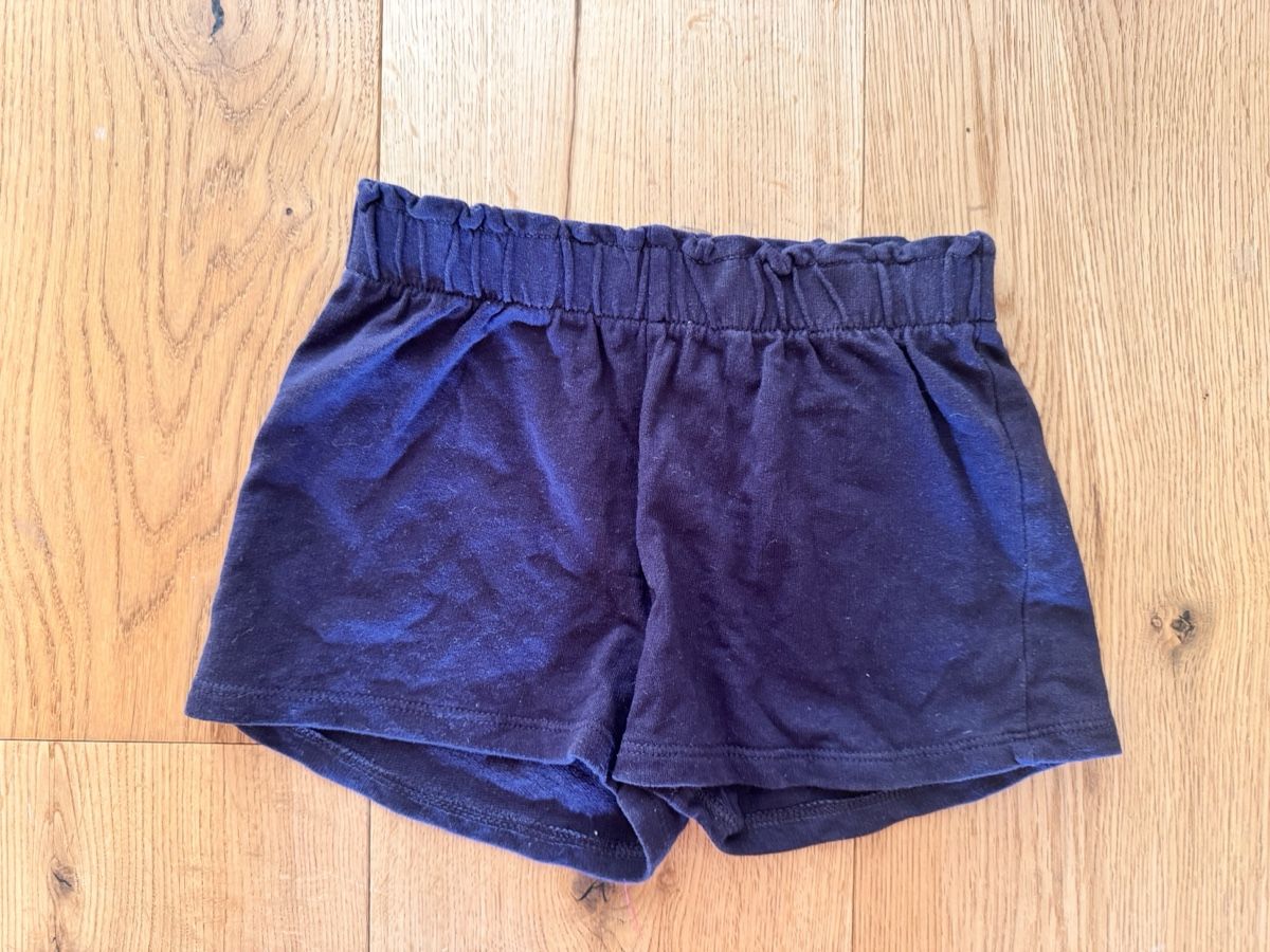 H&M Pantaloni: Kinder Shorts dunkelblau Grösse 110 gebraucht – Usato da Luzern venduto da La_sfinge