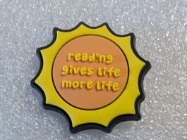 Ansteckpin 284: Reading gives life more life