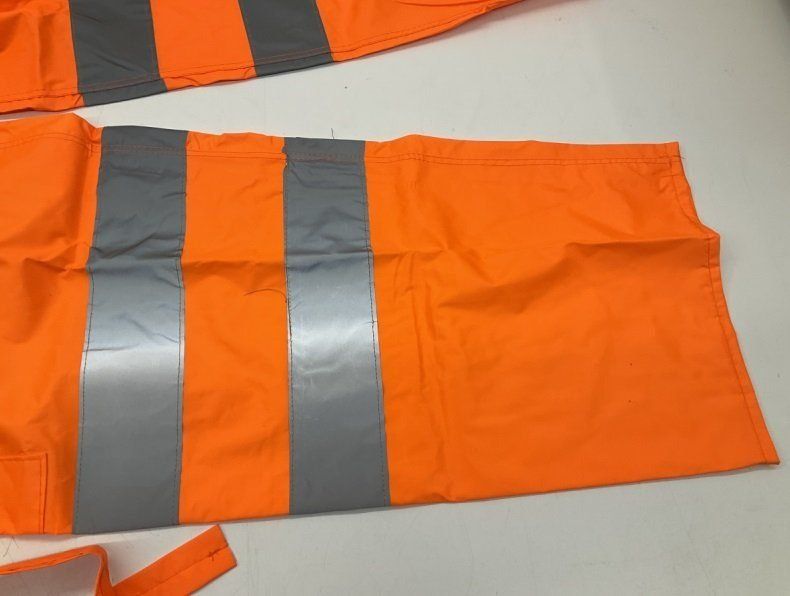 Hosen: Regenhosen mit Träger Gr. M – Neu und originalverpackt aus Kehrsatz von lar_fsw9 1