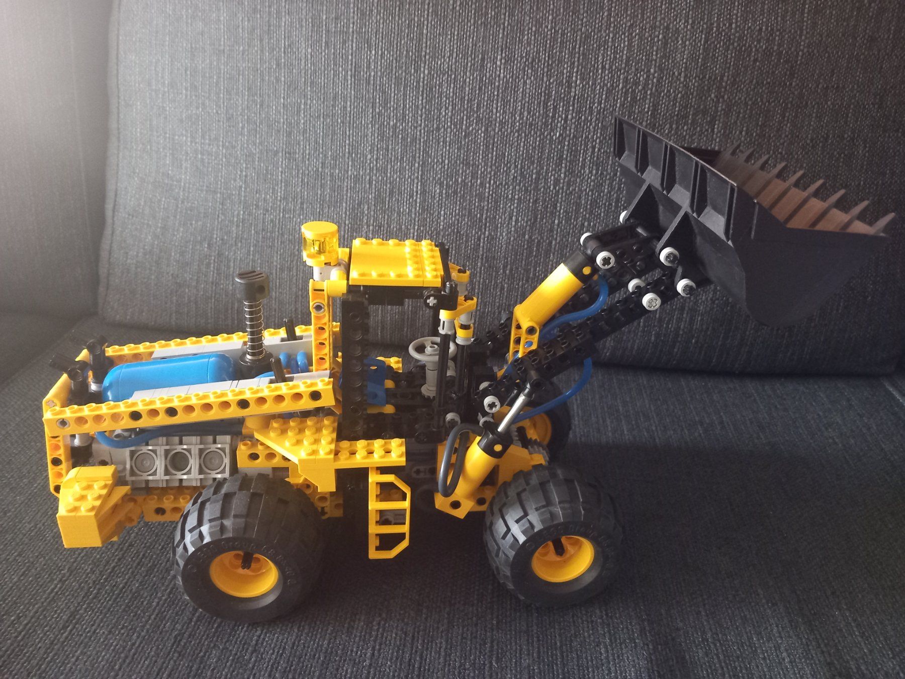 Lego Kit di costruzioni: LEGO Technic - Chargeuse compacte 8439 - Pneumatique!... – Usato da Bernex venduto da casimali 1