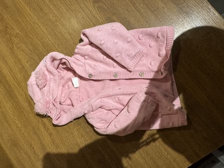 Joli gilet rose bébé F&F, taille 6-9 mois, parfait pour l'hi