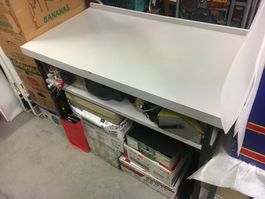 Arbeitstisch mit Tablar glatte graue Platte