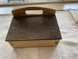 Schöner Holz-Werkzeugkasten / Tragebox aus Massivholz 