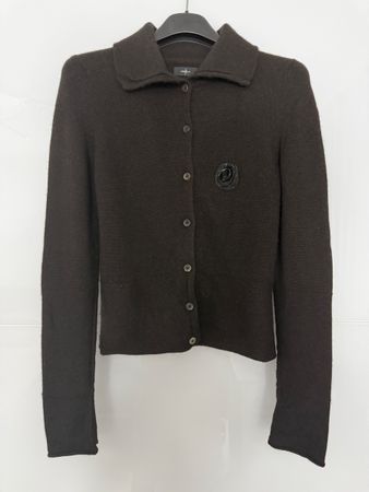 Strickjacke aus 100% Kaschmir in schwarz mit einer Rose
