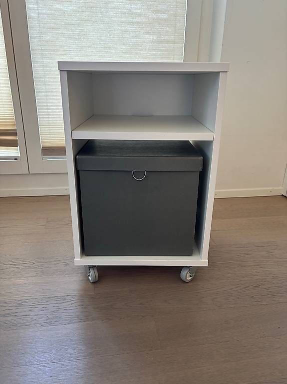 Ikea Banconi: Ikea VIHALS Ablagetisch weiss, 37x37 cm, mit Box – Usato da Zürich venduto da rem_8v6m