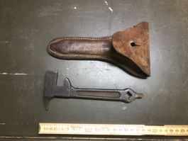 Schweizer Militär Werkzeug mit Ledertasche. Stollenschlüssel