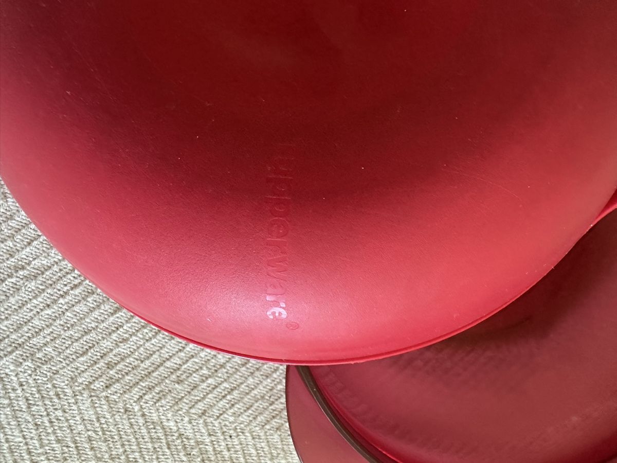 Tupperware Elettrodomestici da cucina: Vintage Tupperware Red Serving Dish 2.5L - Perfect for Summe – Usato da Zürich venduto da car_68nt 1