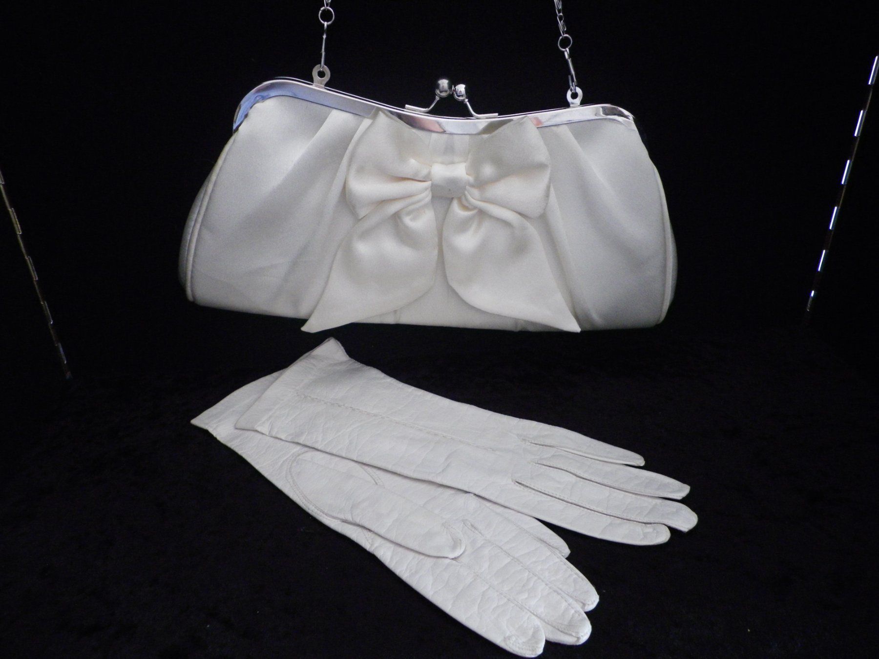 Taschen für Damen: Weisse Clutch mit weissen Lederhandschuh – Gebraucht aus Reinach BL von Annodomini