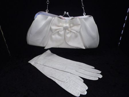 Weisse Clutch mit weissen Lederhandschuh
