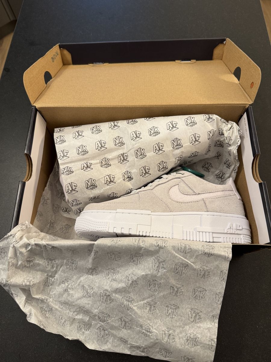 Nike Scarpe da donna: Nike Air Force 1 Pixel Gr. 37.5 – Nuovo (secondo la descrizione) da Unterlunkhofen venduto da Sven.stfx