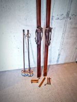 100+ Jahre altes Schweizer Holzski-Set mit Stöcken