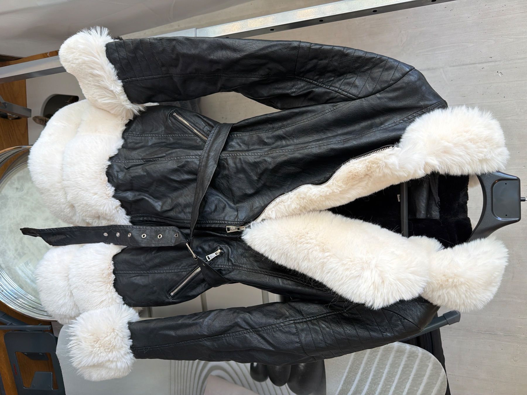 Giacche: Winter Jacke mit Kunstfell, schwarz, Grösse M – Nuovo e nell'imballaggio originale da Pfäffikon ZH venduto da MM8619