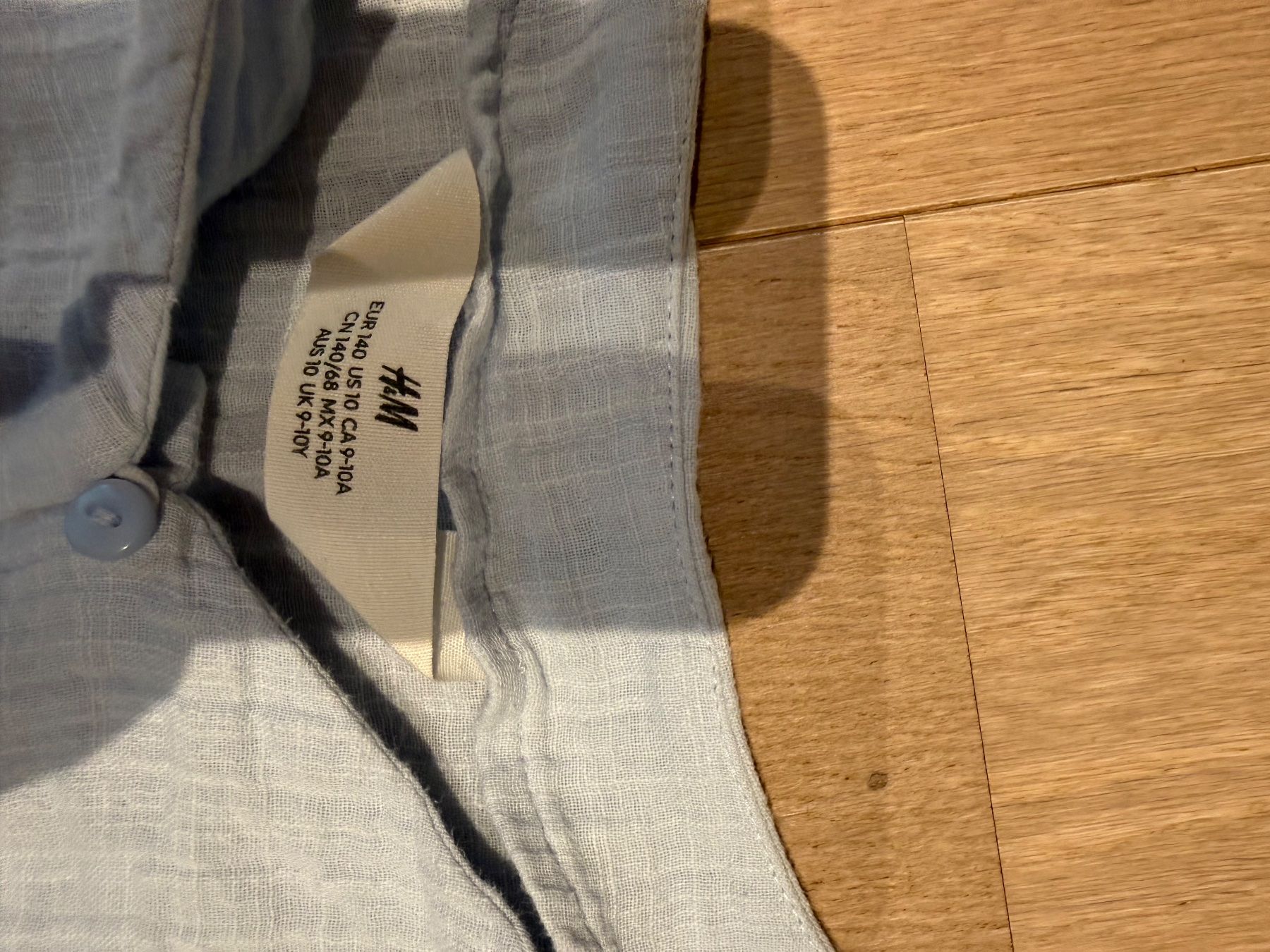 H&M Camicette, T-shirt & Top: H&M Bluse Hellblau Gr. 140 / 9-10 Jahre – Usato da Hornussen venduto da con_86dw 1