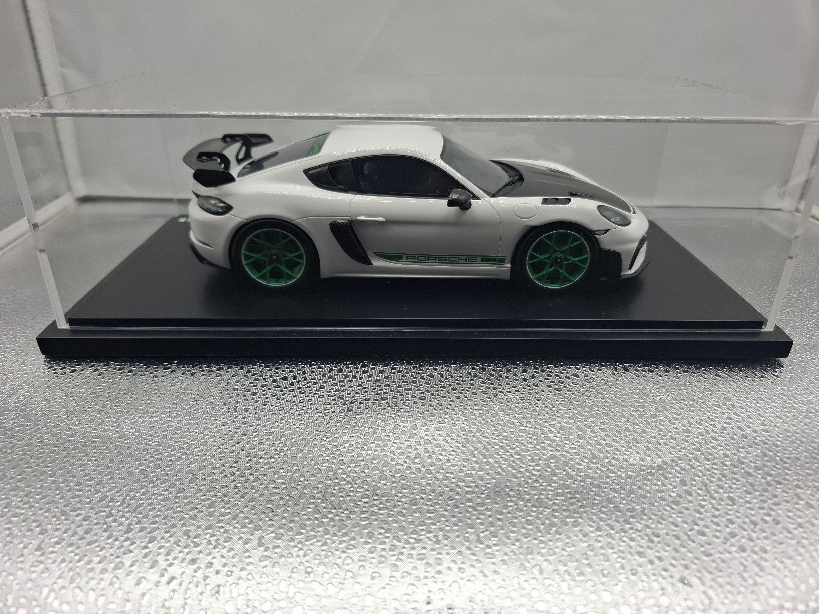Spark Modellini d'auto: Spark Porsche GT4RS  1:18 – Nuovo (secondo la descrizione) da Gipf-Oberfrick venduto da Edii45 2