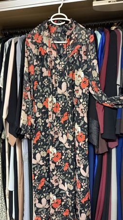 Schönes Sommerkleid mit Blumenmuster, Grösse M