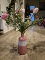 rosa Vase mit Kunstblumenb