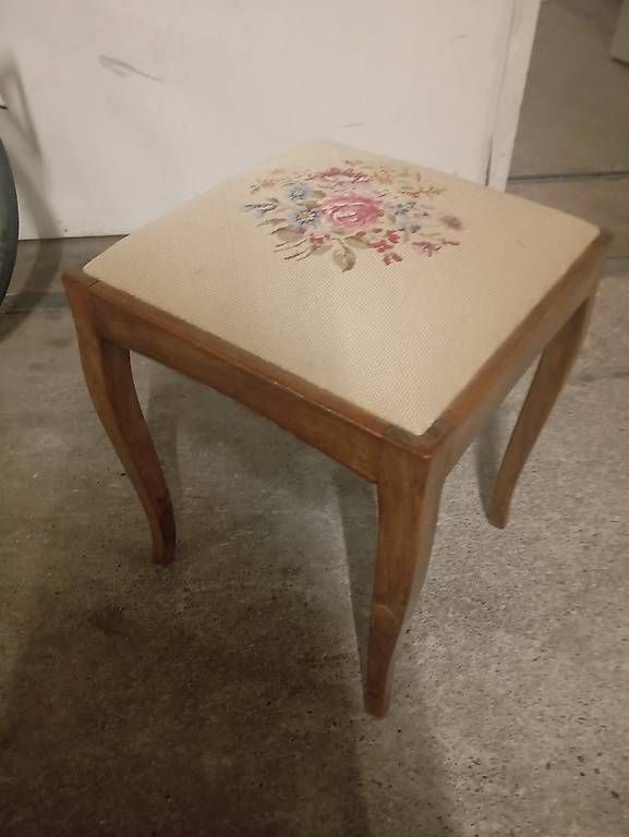 Sgabelli: Gobelin Hocker – Usato da Basel venduto da Petergunn