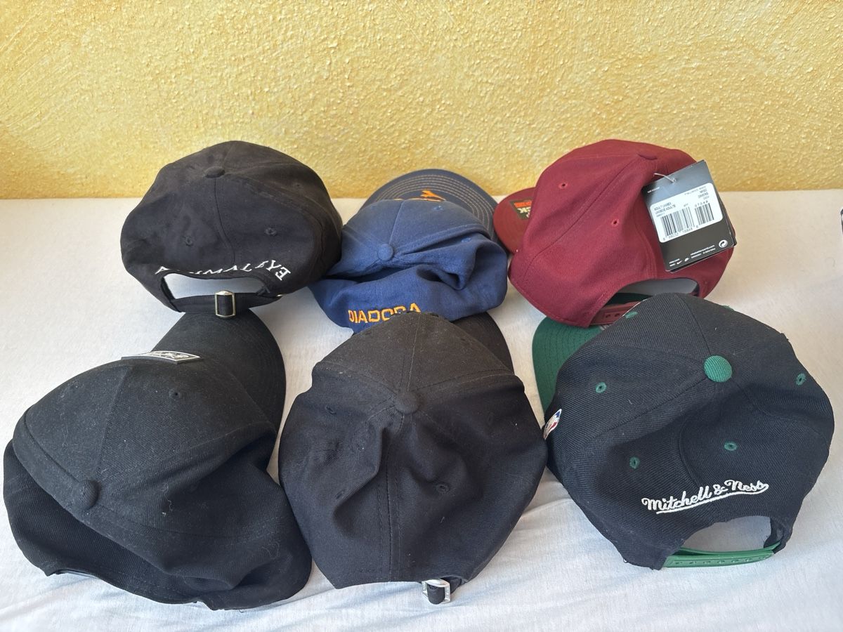 Lots de vêtements: Verschiedene Caps  – Neuf (Voir description) à Lausen par and_f9qn 1