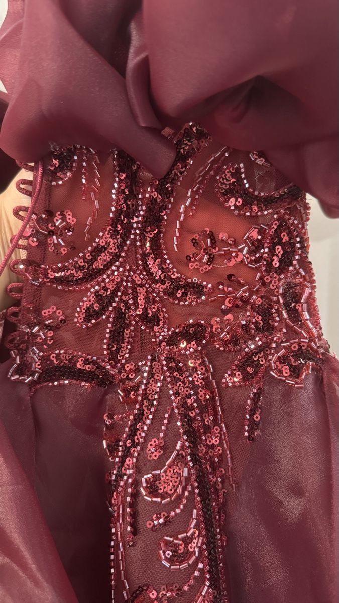 Vestiti: Bordeaux, elegantes Abendkleid mit passendem Schmuck. – Usato da Winterthur venduto da Yuni1 5