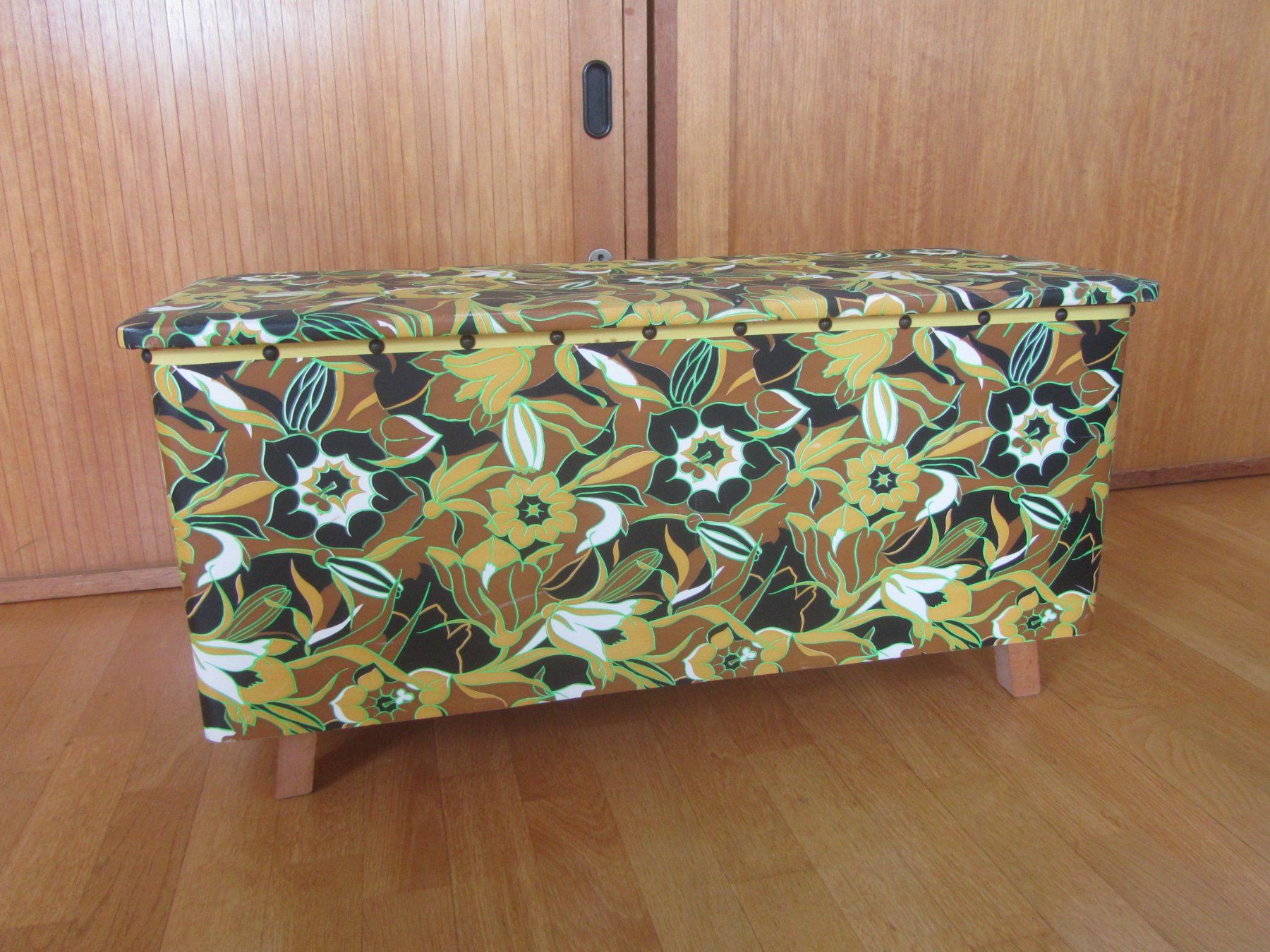 Cassapanche: Vintage Truhe mit Retro-Blumenmuster – Usato da Seengen venduto da mikelele 4