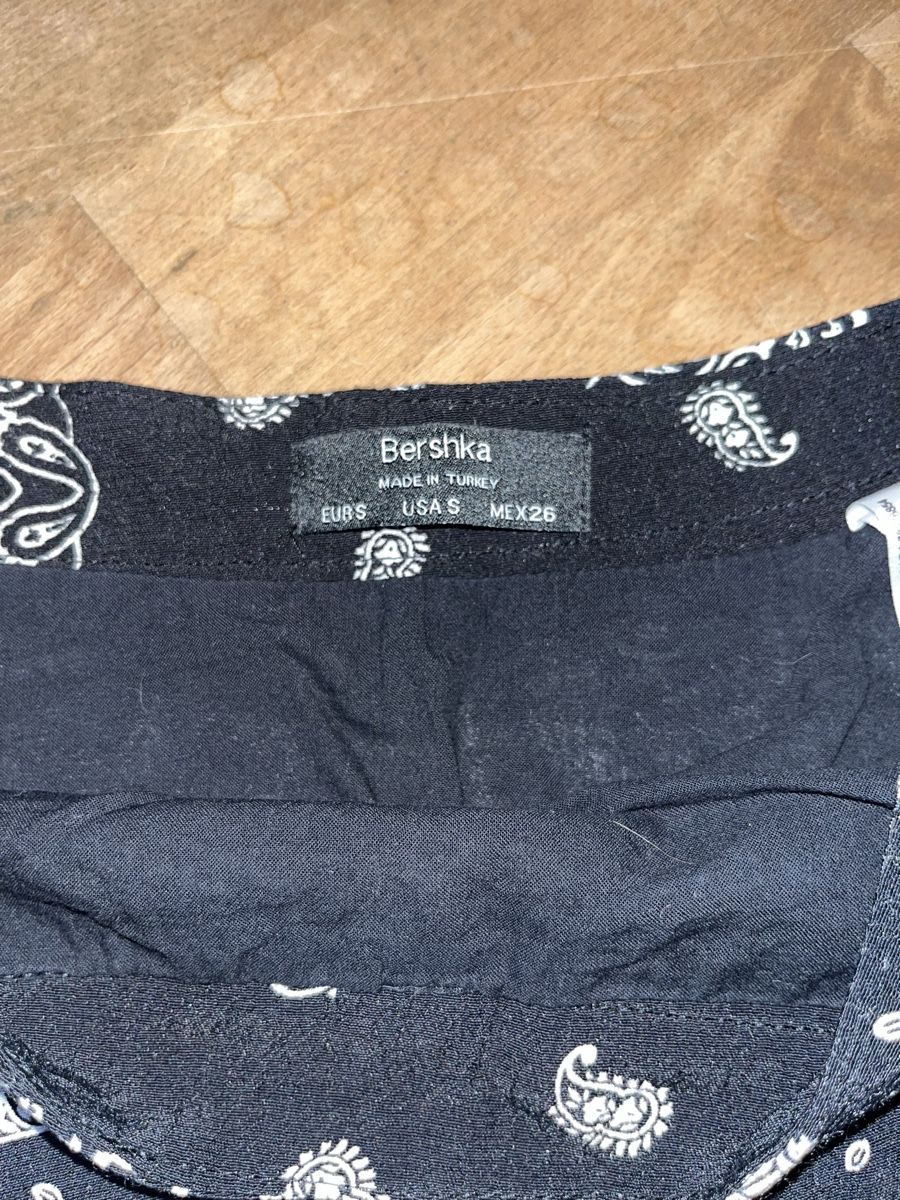 Bershka Gonne: schwarzer Minirock, Gr.S, schwarz-weiss gemustert – Usato da Stäfa venduto da jo1735 1