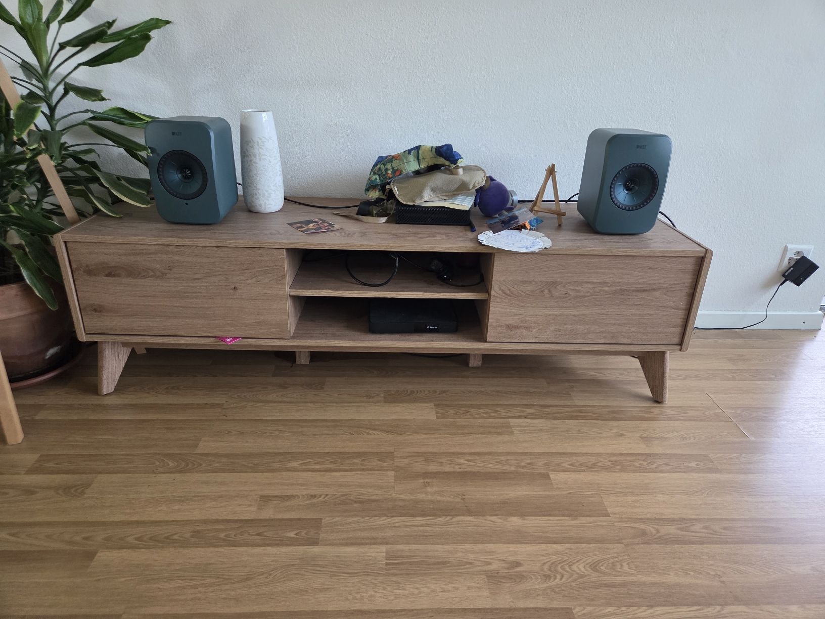 Conforama Meubles TV: TV Stand 2 Doors 2 Shelves Good Condition – D'occasion à Olten par pan_l2rt